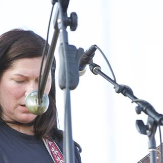 Kim Deal Strums to the Crowd