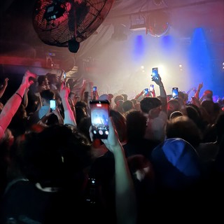 Concert Crowd Capturing Performance on Smartphones at Night