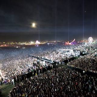 Coachella 2011: Massive Crowd Takes Over Sunday Night