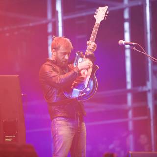 Dan Auerbach Rocks Coachella 2011 with his Electric Guitar