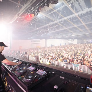 DJ Ignites Massive Indoor Festival Crowd at Wobbleland