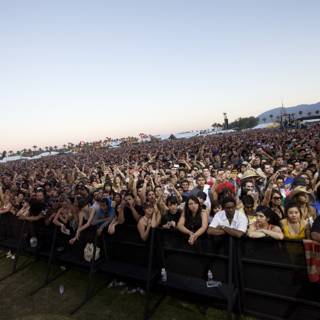 Coachella 2009: Massive Crowd Enjoys Outdoor Concert