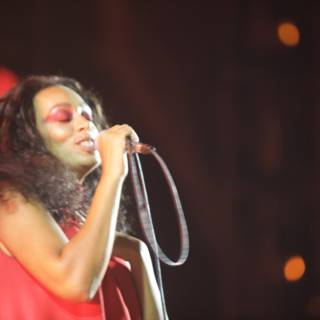 Solange's Electrifying Solo Performance