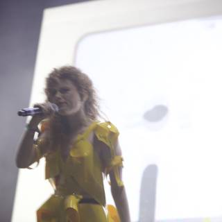 Solo Performance Queen in Yellow