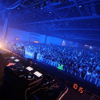 DJ Commands Massive Indoor Crowd at Wobbleland 2026