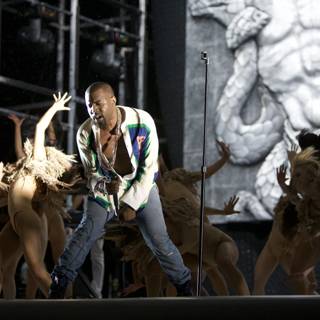Kanye West on Stage Dancing with Four Female Performers