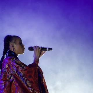 Kimono-clad singer wows the crowd