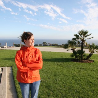 classical-columns-visible-in-background-suggesting-a-memorial-or-historic-park