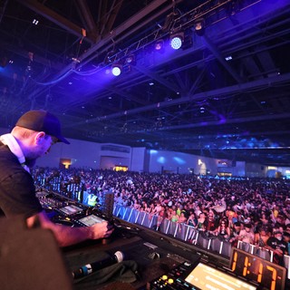 DJ Commands Massive Indoor Crowd at Wobbleland 2026