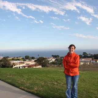 outdoor-casual-portrait-with-environmental-context