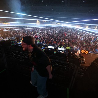 DJ Ignites Massive Crowd at Wobbleland 2026