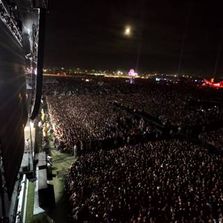 Coachella 2011: Nighttime Crowd Frenzy