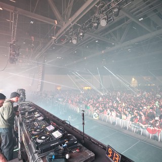 DJs Command Massive Crowd at Wobbleland 2026