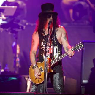 Slash Shreds in Atlanta with Guns N Roses