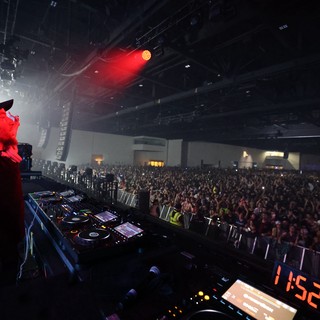 DJ Ignites Massive Crowd at Wobbleland 2026