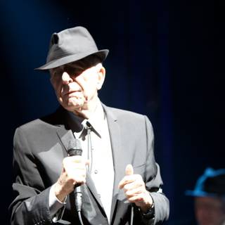 Leonard Cohen bids farewell in his last concert