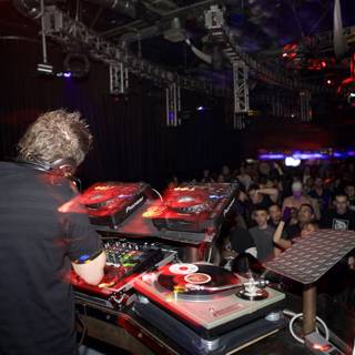 The Ultimate Nightclub Vibe with DJ Elliot Giles