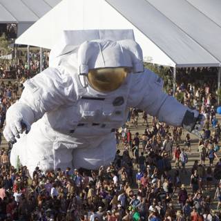 The Giant Astronaut and the Enthralled Crowd