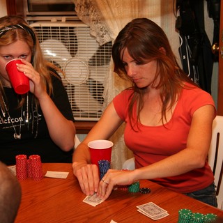 women-playing-poker