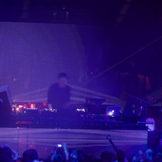 DJ Sasha electrifies club crowd