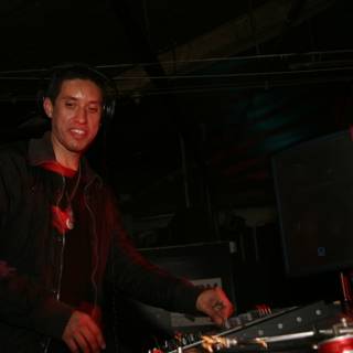 DJ Raul R Entertains with a Set
