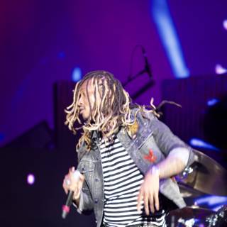 Dreadlocked Entertainer Rocks the Stage in Urban Club