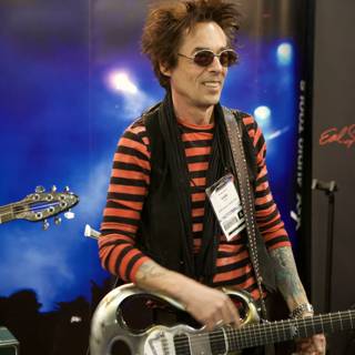Earl Slick dazzles the crowd with his black shirt and guitar skills