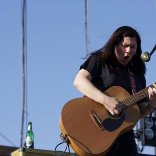 Kim Deal wows Coachella crowd with acoustic guitar