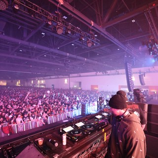 DJ Commands Massive Crowd at Wobbleland Festival 2026