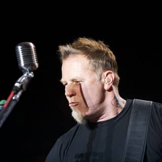 James Hetfield wows the crowd with his guitar skills