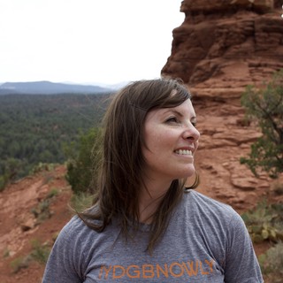 red-sandstone-butte-characteristic-of-sedona-red-rock-formations