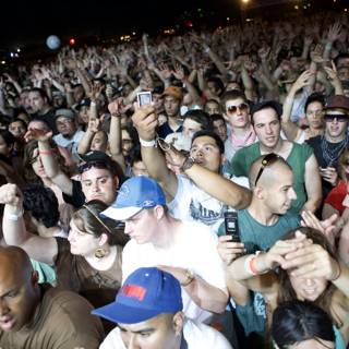 2007 Coachella Saturday Crowd Goes Wild