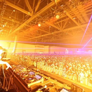DJ Commands Massive Crowd at Wobbleland Festival 2026