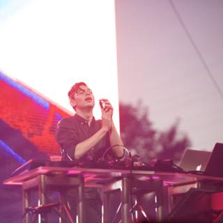 Flume electrifies the crowd with his laptop