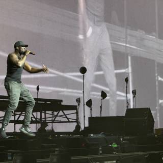 Electrifying Solo Performance Under the Stars