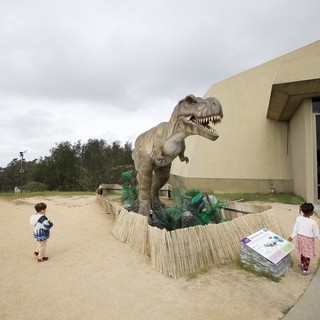 Children Encounter Life-Size T-Rex Dinosaur Exhibit