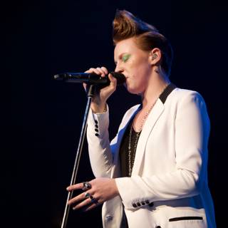 White-clad Songstress