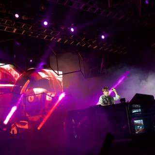 Flume electrifies the crowd with his beats