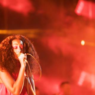 Solange Performs to a Packed Crowd