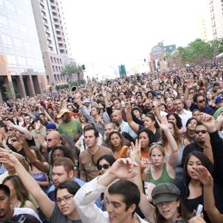 Grand Performance Draws Massive Crowd in 2007