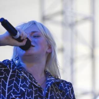 Coachella 2008: Blonde Entertainer Rocks the Mic
