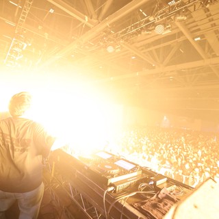 DJ Ignites Massive Crowd at Wobbleland 2026
