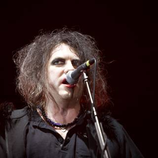 Robert Smith serenades London at The Cure concert