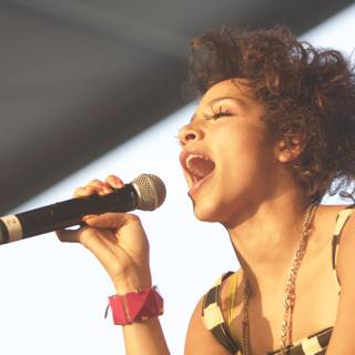 Coachella Songstress Captivates Crowd with Microphone