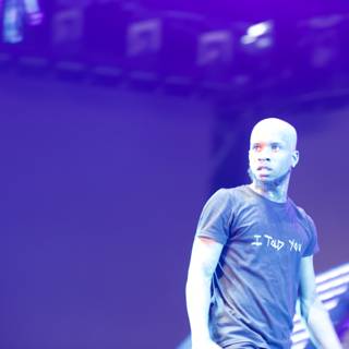 Tory Lanez rocks the stage in black T-Shirt
