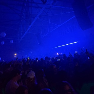 Immersive Electronic Music Concert Experience in Deep Blue