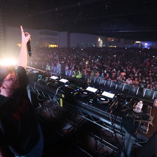 DJ Commands Massive Crowd at Wobbleland Festival 2026