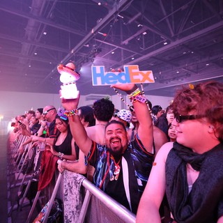Ecstatic Fan Holds HedEx Sign at Wobbleland 2026