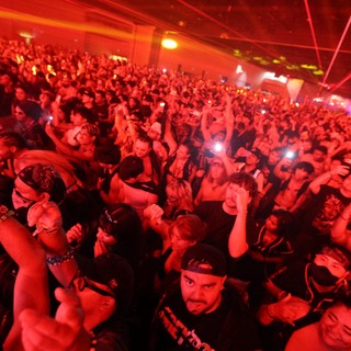 Massive Red-Lit Crowd Surges at Wobbleland 2026