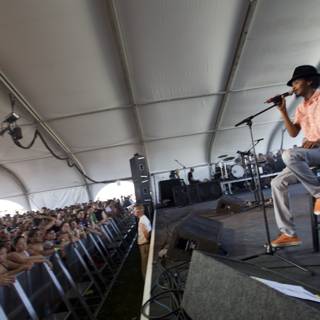 K’naan Warsame Entertains the Crowd with his Music